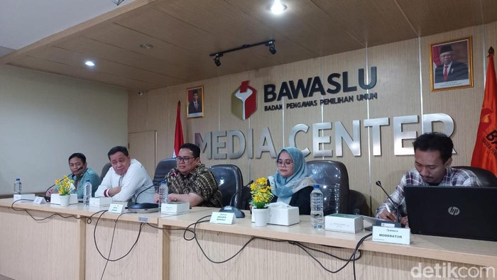 Konferensi pers Bawaslu RI