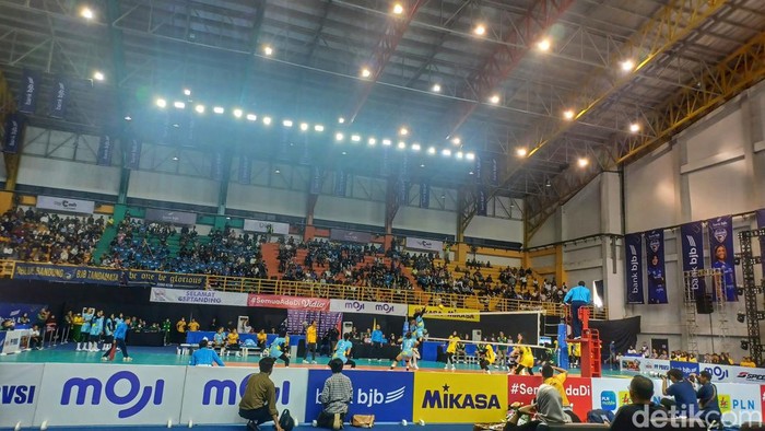 Laga Bandung bjb Tandamata vs Gresik Petrokimia Pupuk Indonesia.