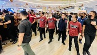 Jokowi menyapa warga di Mal Living World, Jalan Soekarno-Hatta, Kota Pekanbaru, di sela kunjungan kerjanya ke Provinsi Riau. Jokowi tiba di lokasi sekitar pukul 20.15 WIB, Rabu (4/1/2023). (Laily Rachev/Biro Pers Sekretariat Presiden)