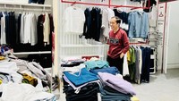 Setelah berkeliling, Jokowi bersama rombongan meninggalkan Mal Living World sekitar pukul 20.55 WIB. Turut mendampingi Jokowi menyapa warga Pekanbaru yaitu Gubernur Riau Syamsuar. (Laily Rachev/Biro Pers Sekretariat Presiden)