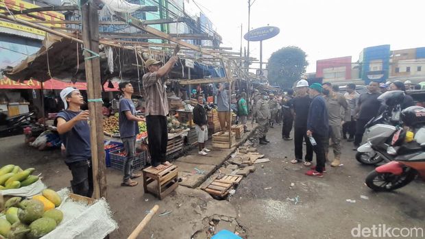 Lapak pedagang liar di Pasar Anyar Bogor dibongkar (Muchamad Sholihin/detikcom)