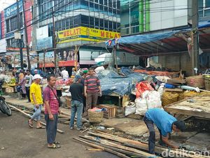 Jualan di Tengah Jalan, Lapak Pedagang Liar di Pasar Anyar Bogor Dibongkar