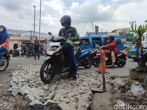 Jalan Rusak Depan Eks ITC Cibinong Mulai Ditambal dengan Bebatuan