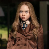 Di balik boneka robot M3GAN yang menebar horror dan teror di sepanjang film, ada sosok imut dan manis, dialah Amie Donald. Foto: Photo Credit: Geoffrey Short/Uni