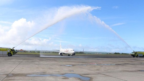Maskapai Batik Air pesawat Boeing 738, dengan nomor penerbangan BTK6004 tengah melakukan watersalute, membuka rute Melbourne-Denpasar, Kamis (5/1/2023)