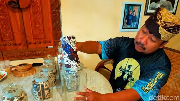 masyarakat osing menyimpan batik dalam toples