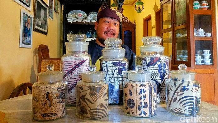 masyarakat osing menyimpan batik dalam toples