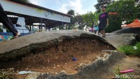 Beberapa aspal yang ada pada lintasan sepeda BMX juga mengelupas.
