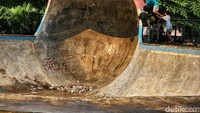 Genangan air saat turun hujan dan sampah plastik juga ikut berserakan di beberapa lintasan skateboard.
