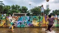 Cat mural yang sebelumnya cantik kini terlihat mulai kusam dan tak terawat.