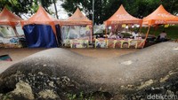 Deretan warung tenda yang dulu berjejer dan ramai, kini sepi pembeli.