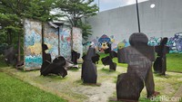 Fasilitas-fasilitas lain juga sudah rusak dan tidak terawat.