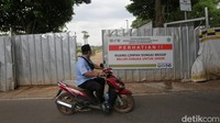 Waduk ini masih tertutup untuk warga karena pembangunan belum 100 persen selesai.  