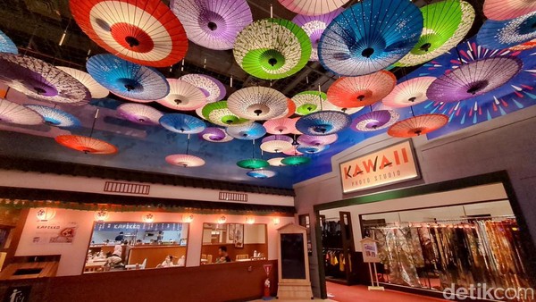 Tak hanya arena permainan, tempat ini juga menyediakan studio foto, restoran, dan toko suvenir yang disesuaikan dengan tema utama. Kita juga bisa mengabadikan foto-foto yang estetik serasa berada di Jepang. Tak hanya arena permainan, tempat ini juga menyediakan studio foto, restoran, dan toko suvenir yang disesuaikan dengan tema utama. Kita juga bisa mengabadikan foto-foto yang estetik serasa berada di Jepang.