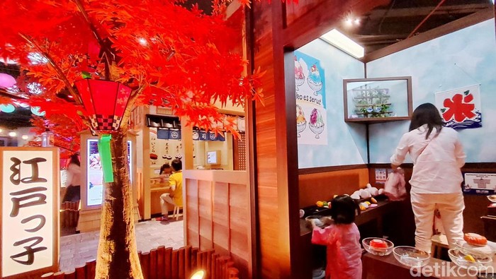 Wahana bermain anak di Jakarta ini menyajikan ornamen dan pernak-pernik rasa Jepang. Jadi nggak perlu jauh-jauh ke negeri sakura nih kalo cuma untuk foto-foto. Cekidot…

Tempat bermain anak ini berada di dalam sebuah mal yang terletak di bilangan Jakart Barat, tepatnya di Lippo Mal Puri Indah.