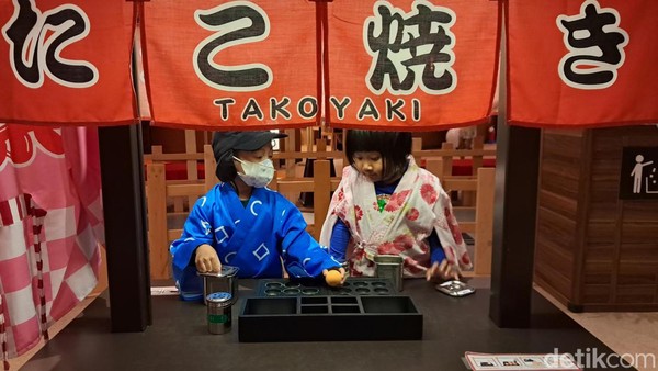Tak hanya bermain, anak-anak juga akan belajar dan merasakkan keseruan belanja di pasar traditional Jepang. Edokko merupakan taman bermain anak bertema Jepang tradisional. Tak hanya bermain, anak-anak juga akan belajar dan merasakkan keseruan belanja di pasar traditional Jepang. Edokko merupakan taman bermain anak bertema Jepang tradisional.