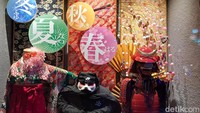 Pengunjung bisa meminjam kostum ninja atau yukata untuk dikenakan saat berfoto di dalam studio maupun area permainan.
