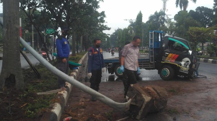 Mobil pikap tabrak tiang rambu lalin di Cibinong Bogor