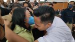 Momen Haru Eliezer Peluk Orang Tua di Ruang Sidang