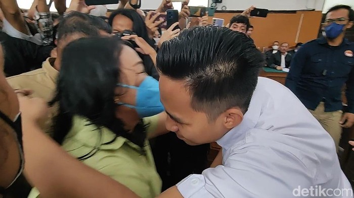 Momen Eliezer Peluk Orang Tua di Ruang Sidang Bharada Eliezer menjalani sidang lanjutan kasus pembunuhan Brigadir Yosua di PN Jakarta Selatan. Sebelum sidang, Eliezer sempat memeluk kedua orang tuanya.