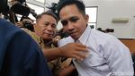 Momen Haru Eliezer Peluk Orang Tua di Ruang Sidang