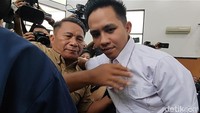 Eliezer juga memeluk ayahnya yang sedari tadi menunggu di ruang sidang. 