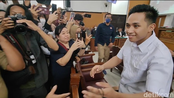 Bharada Eliezer menjalani sidang lanjutan kasus pembunuhan Brigadir Yosua di PN Jakarta Selatan. Sebelum sidang, Eliezer sempat memeluk kedua orang tuanya.
