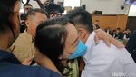 Momen Haru Eliezer Peluk Orang Tua di Ruang Sidang
