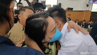 Eliezer memeluk erat ibunya yang hadir dalam sidang lanjutan di Pengadilan Negeri Jakarta Selatan, Kamis (5/1/2023).