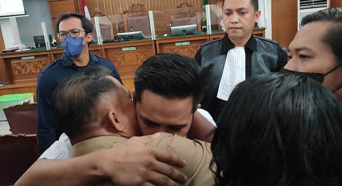 Momen Eliezer Peluk Orang Tua Sebelum Sidang Sambo Dimulai