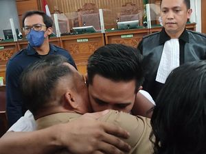 Pertama Kali Hadir, Ayah dan Ibu Eliezer Peluk Anaknya Sebelum Sidang