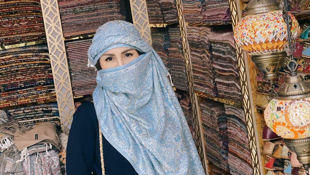 Momo Geisha kenakan Burqa di Dubai.