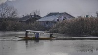 Pada hari Senin, Srinagar mencatat -5,4 derajat Cecius, Pahalgam -9,6 derajat Cecius dan Gulmarg -10 derajat Cecius sebagai suhu minimum.  