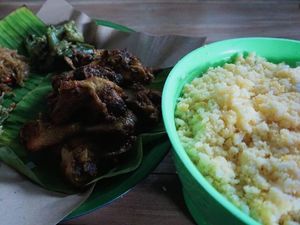 Nikmat dan Murah, Nasi Jagung Bakul Legendaris di Mojokerto Ini Juara