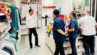 Presiden Jokowi mampir ke sebuah mal saat berkunjung di mal, Pekanbaru, Riau, Rabu (4/1/2023). Setidaknya, Jokowi memaparkan Dana Moneter Internasional (International Monetary Fund/IMF) meramal sepertiga ekonomi global akan ambruk. Laily Rachev/Biro Setpres
