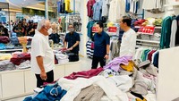 Saat melewati sebuah outlet pakaian lokal Hammer, Jokowi bersama para menteri kemudian memasuki outlet tersebut dan memilih-milih sejumlah pakaian.  