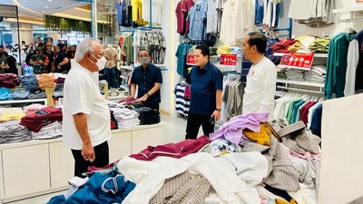 Necis, Saat Jokowi Belanja Baju Hammer Bareng Basuki-Erick Thohir di Mal