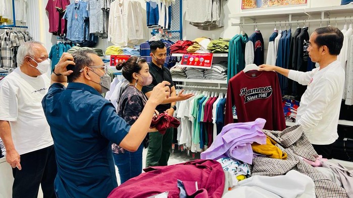 Di sela-sela kunjungan kerjanya ke Provinsi Riau, Presiden Joko Widodo (jokowi) menyempatkan diri untuk menyapa warga Kota Pekanbaru di Mal Living World yang berada di Jalan Soekarno Hatta, Kota Pekanbaru, pada Rabu (4/1/2023).