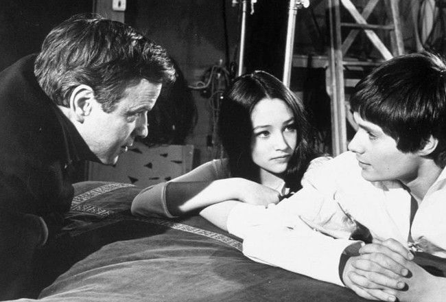 Perempuan 71 tahun itu merasa dieksploitasi secara seksual oleh studio film tersebut saat membintangi film Romeo & Juliet pada 1968. Di film tersebut, Olivia beradegan panas tanpa busana dengan lawan mainnya, aktor Leonard Whiting. Padahal sang sutradara, Franco Zeffirelli, mengatakan tidak akan ada adegan demikian saat mengaudisi Olivia. (Foto: Dok. IMDB)