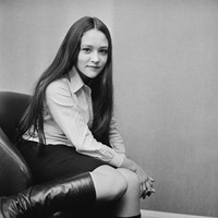 Seperti dilansir dari IMDb, Olivia Hussey lahir dari keluarga yang berlatar seniman. Ayahnya adalah seorang penyanyi opera dan penari tango asal Argentina. Ibunya, yang berdarah Skotlandia, selalu memotivasi dia untuk terlibat di acara-acara seni. (Foto: Dok. IMDB)