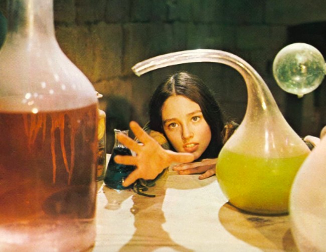 Dilansir dari Deadline, Olivia Hussey (pemeran Juliet) dan Leonard Whiting (pemeran Romeo) kala itu berusia 15 dan 16 tahun saat menjalani syuting. Mereka pun diminta untuk melakukan adegan seks dalam film itu dengan menampilkan bagian bokong sang aktor pria dan payudara Hussey. (Foto: Dok. IMDB)