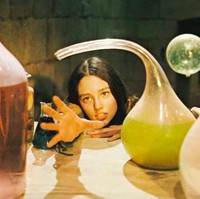 Dilansir dari Deadline, Olivia Hussey (pemeran Juliet) dan Leonard Whiting (pemeran Romeo) kala itu berusia 15 dan 16 tahun saat menjalani syuting. Mereka pun diminta untuk melakukan adegan seks dalam film itu dengan menampilkan bagian bokong sang aktor pria dan payudara Hussey. (Foto: Dok. IMDB)