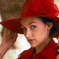 Saat berusia 7 tahun, ia pindah ke Inggris bersama ibunya. Di sana, ia menghabiskan lima tahun belajar akting di sebuah sekolah drama. (Foto: Dok. IMDB)