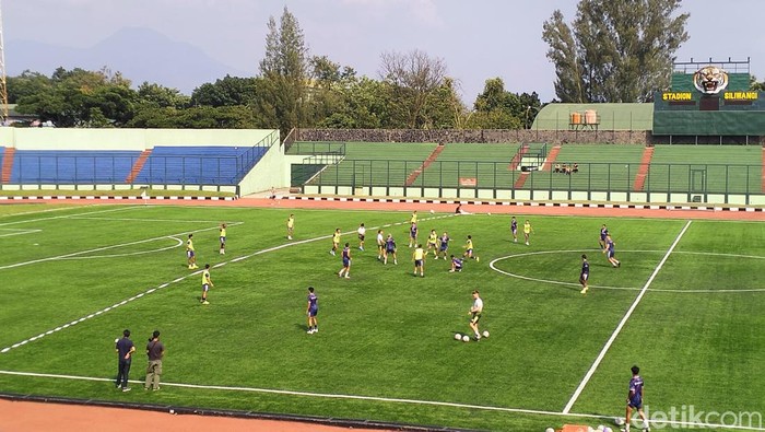 Para pemain Persib latihan di Stadion Siliwangi.