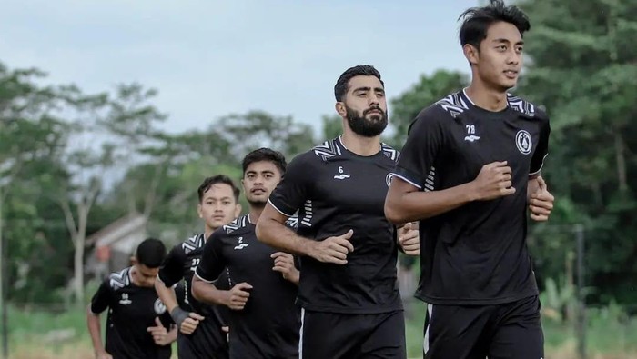 Pemain PSS Sleman menjalani latihan jelang lawan Persija pada Minggu (8/1/2023).