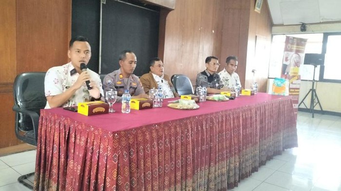 Pemkot Jakbar memberikan sanksi kepada ketua RW 10 terkait pungli terhadap warga yang hendak membuat akta. Istri RW tersebut juga dicopot dari anggota PKK. (ANTARA / Walda)