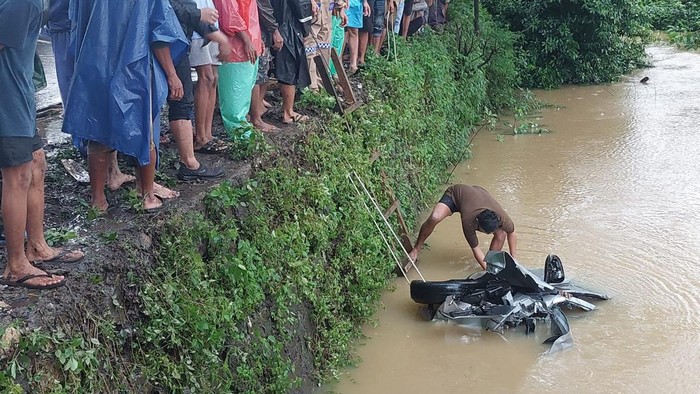 Penampakan mobil terjun sungai di Pangkep yang tewaskan 5 orang.