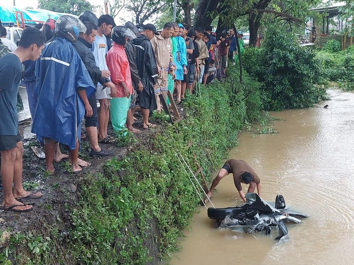Penampakan mobil terjun sungai di Pangkep yang tewaskan 5 orang.
