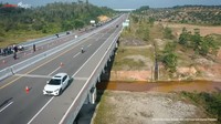 Lanjut Jokowi, pembangunan jalan tol tersebut tidak mengganggu perlintasan salah satu satwa yang dilindungi, yaitu gajah Sumatera. (Tangkapan Layar YouTube Sekretariat Presiden)