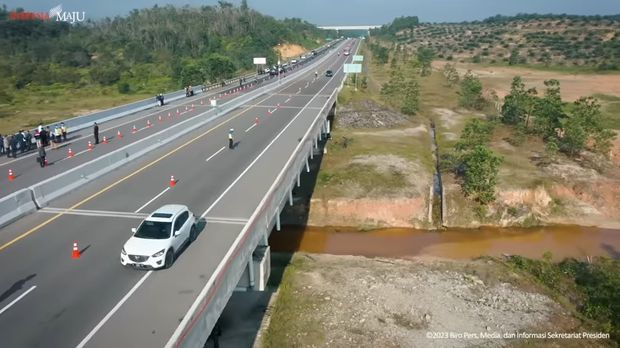 Presiden Joko Widodo (Jokowi) meninjau perlintasan gajah di Km 12 ruas tol Pekanbaru-Dumai. Jokowi pun mengingatkan soal pentingnya pembangunan dengan memperhatikan kelestarian lingkungan dan menjamin keberlangsungan hidup satwa liar, Kamis (5/1/2023).